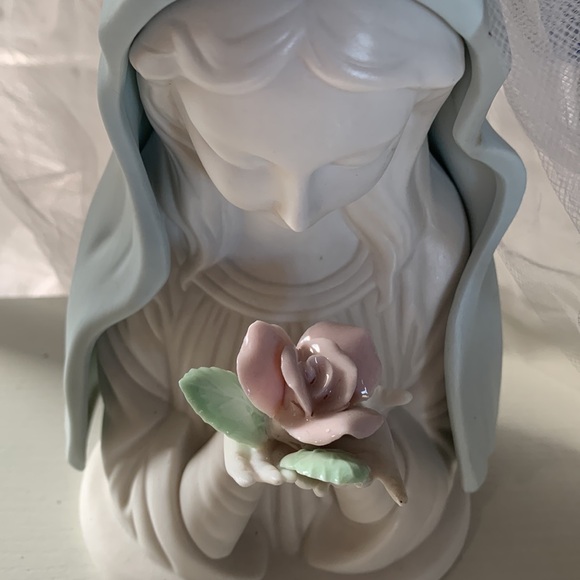 Virgin Mother Mary/ Madonna ceramic figure with rose - Picture 2 of 6